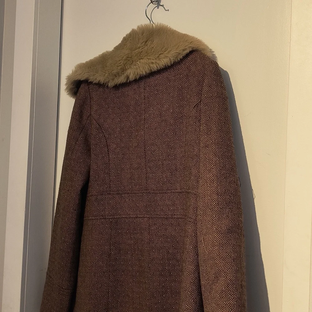 Elegant Brown Coat with Faux Fur Collar - Picture 4 of 4